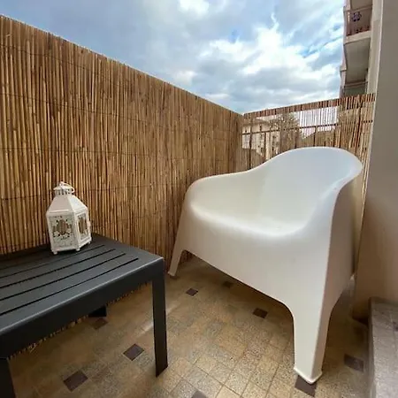 The Golden White, Apartment *