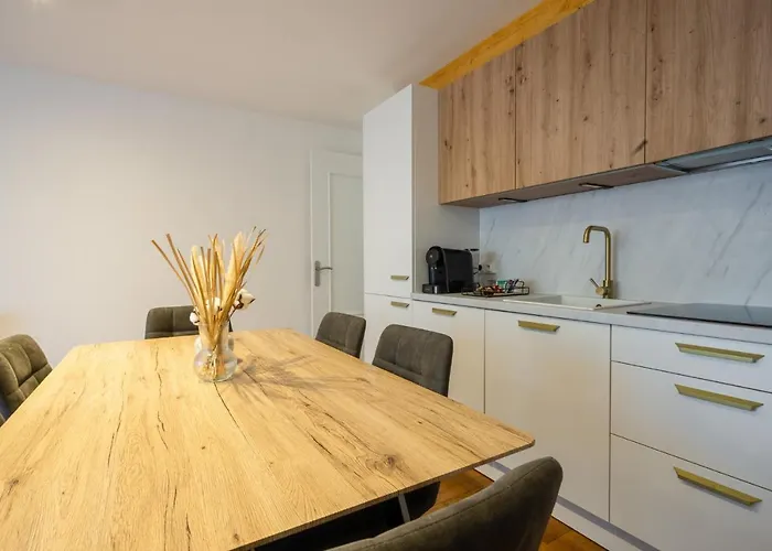 The Golden White, Apartment *